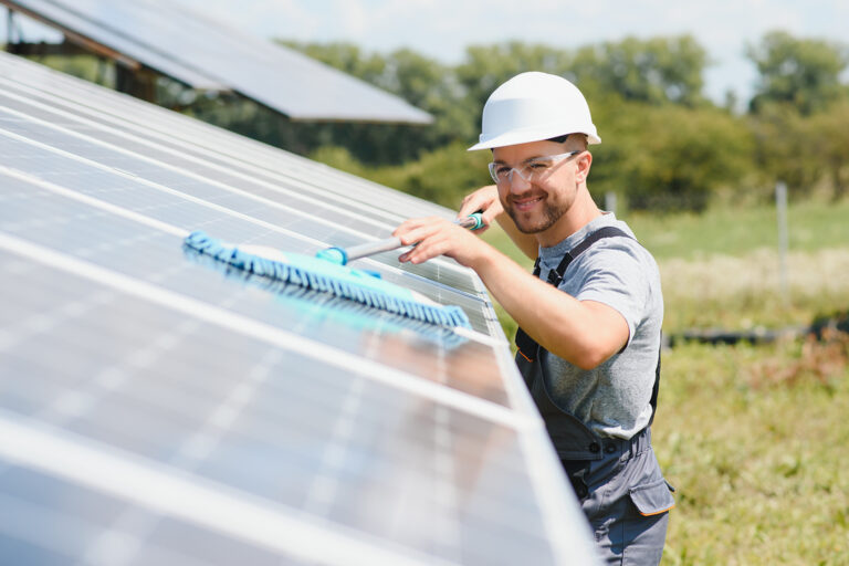 Article - Panneau photovoltaïque : comment le nettoyer sans l'abîmer ? - Soleriel.fr